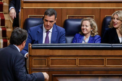 El portavoz del PNV en el Congreso Aitor Esteban (i) conversa con el presidente del Gobierno en funciones Pedro Sánchez (c) y la vicepresidenta primera del Gobierno y ministra de Economía en funciones Nadia Calviño (d). JUAN CARLOS HIDALGO