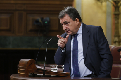 El portavoz del PNV Aitor Esteban interviene durante la segunda jornada de la investidura del secretario general del PSOE Pedro Sánchez. EFE / JAVIER LIZÓN.