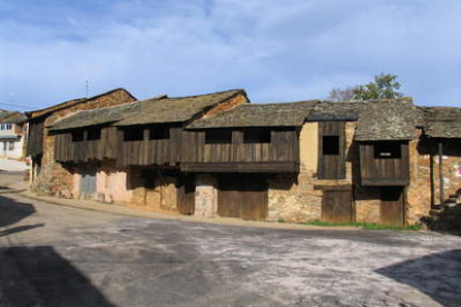 Las casas reconstruidas de Castrillo de Cabrera, donde se ha producido el nacimiento.