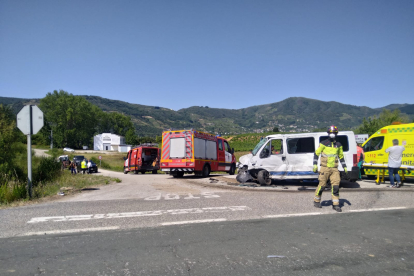 El accidente se produjo en la N-VI, a la altura del cruce de Horta. BOMBEROS PONFERRADA