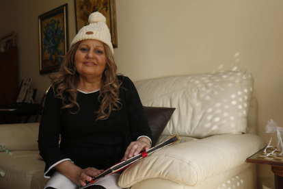 Ana Cascallana, en su casa, recuerda los días difíciles de tratamiento por la amiloidosis y la infección por covid.