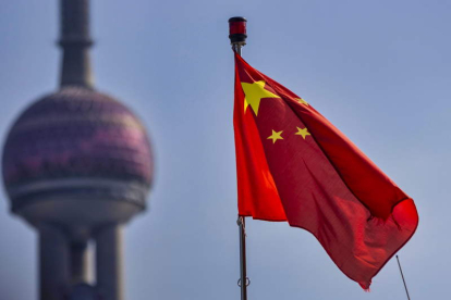 Imagen de una bandera de China en Pekín.  ALEX PLAVEVSKI