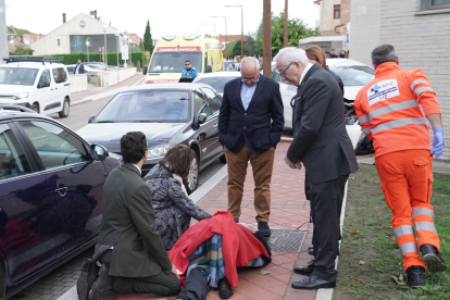 Momentos en los que se atiende al médico leonés atropellado por un taxista que sufrió un desvanecimiento en la localidad de Arroyo de la Encomienda (Valladolid). ICAL