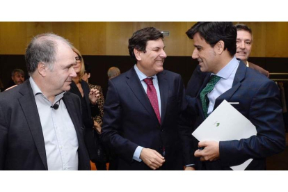 El director adjunto de Expansión, Iñaki Garay, el consejero Fernández Carriedo y el director territorial de Unicaja, Manuel Rubio.