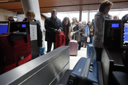 Pasajeros facturando su equipaje en el aeropuerto de León.