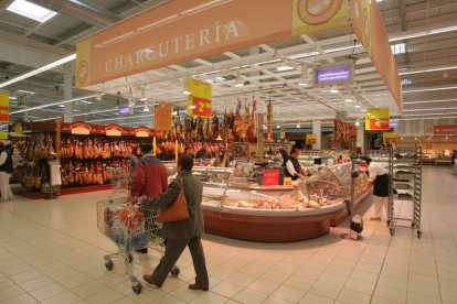 Imagen de una de las secciones del hipermercado Carrefour en el centro comercial El Rosal.