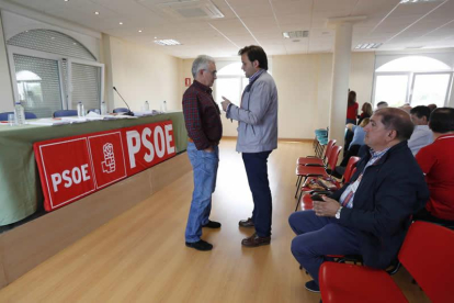 El secretario general del PSOE leonés, Celestino Rodríguez, conversa con Santiago Rodríguez, de la facción 'pedrista' del Bierzo.