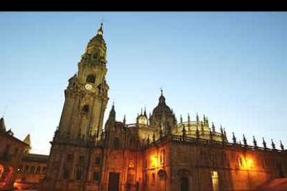 Compartiendo su altura de más de setenta metros entre la Plaza de las Platerías y la Plaza de la Quintana, se alza la Torre del Reloj con la campana de la Berenguela que marca el tiempo de la ciudad.