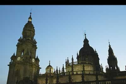 El actual reloj data de 1833 y la campana de Berenguela es una réplica de la original de 1737 que se puede ver en el claustro de la catedral. Esta campana marca el discurrir del tiempo en Compostela con su tañido.