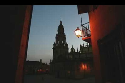 Vista nocturna de la Torre Berenguela y la Plaza de la Quintana.