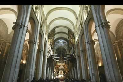 Al fondo de la Catedral se encuentra la Capilla Mayor, románica, cubierta de barroco.  Dentro del camarín barroco (siglo XVIII) está la talla de Santiago sedente vestido de peregrino, con bordón de plata.