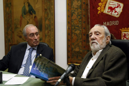 Antonio Pereira (a la derecha), en 2007, en la Casa de León en Madrid, junto a Cándido Hidalgo. BENITO ORDÓÑEZ