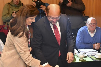Martin Schulz vota junto con su esposa.