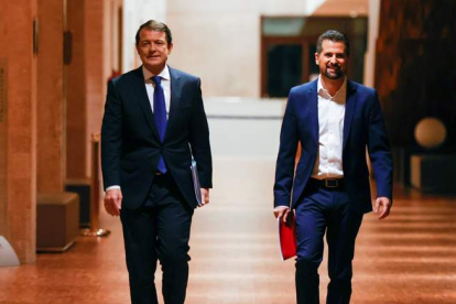 Alfonso Fernández mañueco y Luis Tudanca a su llegada al debate. JAVIER LIZÓN