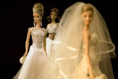 Barbies vestidas de novia, traje que fue decisivo para que la demanda se disparara nada más nacer la muñeca, en 1959.