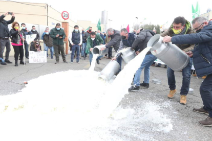 Imagen de las protestas por el precio de leche que tuvieron lugar el pasado 13 de diciembre en León. RAMIRO