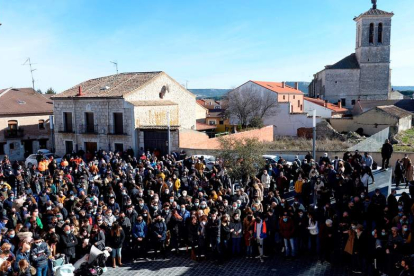 Vecinos de Traspinedo (Valladolid) guardan un minuto de silencio, ayer, en recuerdo de Esther López. NACHO GALLEGO