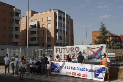 Grupo de trabajadores que se desplazó el jueves hasta León con motivo de la reunión. FERNANDO OTERO