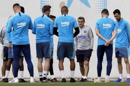 Ernesto Valverde trata de recuperar a sus hombres tras la debacle de Liverpool. ANDREU DALMAU
