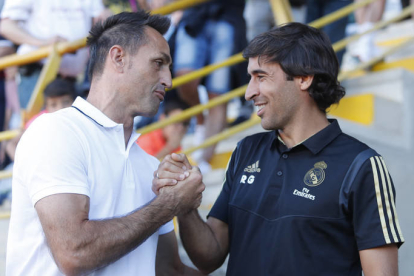 José Manuel Aire, entrenador de laa Cultural, con el histórico Raúl, ahora entrenador de Real Madrid Castilla. JESÚS F. SALVADORES