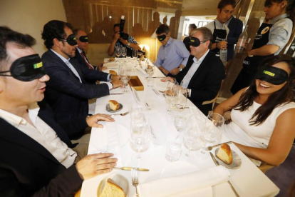 Imagen de los políticos durante el almuerzo en el LAV