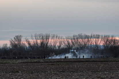 Lanzamiento de gases lacrimógenos en Edirne, localidad fronteriza entre Turquía y Grecia.