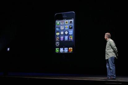 Phil Shiller, vicepresidente mundial de márketing de Apple, con el nuevo iPhone 5.