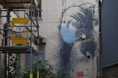 Un mural del reivindicativo artista Banksy en Bristol (Reino Unido). NEILL HALL
