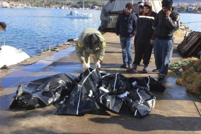 Víctimas de un naufragio en el Egeo el jueves.