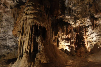 Abierta desde 1966, la gruta posee representaciones cársticas tan famosas como La torre de Pisa, Las Gemelas o la Virgen con el Niño.
