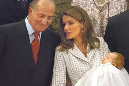 Durante las fotos de familia, la Princesa Letizia tuvo tiempo de intercambiar unas palabras con el Rey.