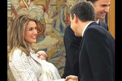 Tras la sesión fotográfica, los Príncipes de Asturias saludaron a las autoridades presentes en el acto.