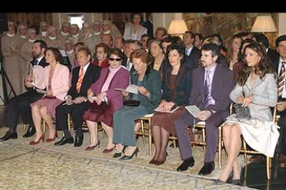 La familia de doña Letizia en la ceremonia del bautismo celebrada en el Palacio de la Zarzuela.