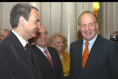 El Rey intercambia unas palabras con el presidente del Gobierno, José Luis Rodríguez Zapatero.
