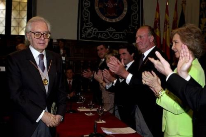 Este escritor y colaborador de prensa fue distinguido con Premios tan importantes como el Príncipe de Asturias de las Letras (1996), Nacional de las Letras (1997), Cervantes (2000) y Mesonero Romanos de Periodismo (2003).