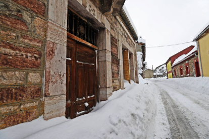 Imágenes del municipio de Cármenes en invierno, uno de los pueblos en los que el alcalde no recibió dinero por sus labores. RAMIRO
