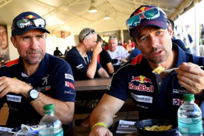 Stéphane Peterhansel y Sebastien Loeb, en el comedor de Peugeot del Dakar.