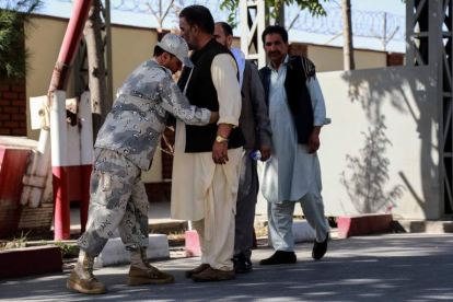 Registros en el checkpoint del aeropuerto internacional Hamid Karzai de Kabul. STRINGER