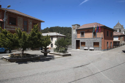 La plaza de la localidad de Carrocera, cabecera del municipio. RAMIRO