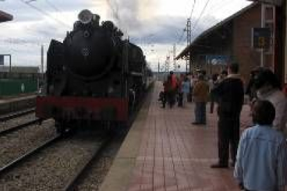 El convoy conducido por la Mikado entra en la estación de Astorga