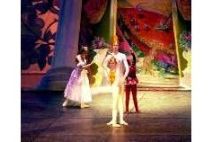 Una imagen de la compañía bailando la coreografía de «La Cenicienta»