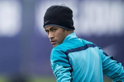 Neymar, antes de iniciar un entrenamiento del Barça.
