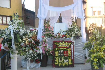 Altar a la virgen de Celada, ante la iglesia de San Roque, en las fiestas roblanas de anteriores ediciones. BARRIO PLANILLO