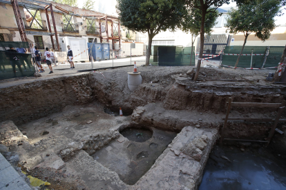 Restos del Praetorium, en la plaza y en el solar del fondo. RAMIRO