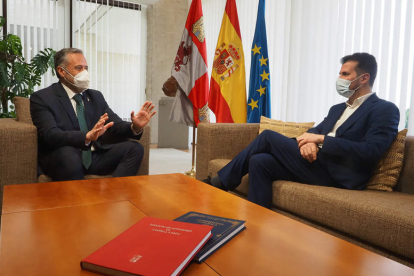 Carlos Pollán con Luis Tudanca, representante del PSOE. R. GARCÍA