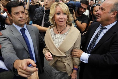 La presidenta del PP de Madrid, Esperanza Aguirre, en los juzgados de Plaza Castilla, junto a Beltrán Gutierrez Moliner (derecha).