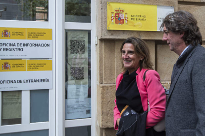 La ministra Teresa Ribera con el alcalde de Soria, Carlos Martínez. WILFREDO GARCÍA