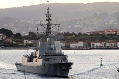 La fragata Blas de Lezo zarpa del Arsenal Militar de Ferrol para dirigirse al mar Negro. KIKO DELGADO