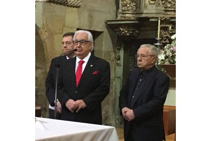 Don Enrique, el párroco del Mercado, escucha a Pablo San José durante el homenaje de la Cámara de Comercio