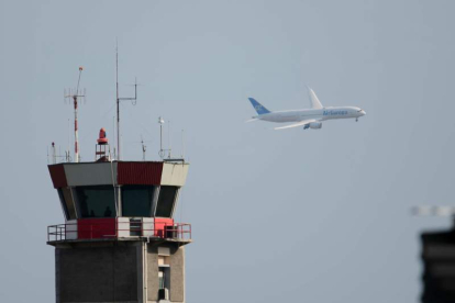 Un avión de Air Europa inicia la maniobra de aproximación a un aeropuerto británico. JOSÉ VALLE